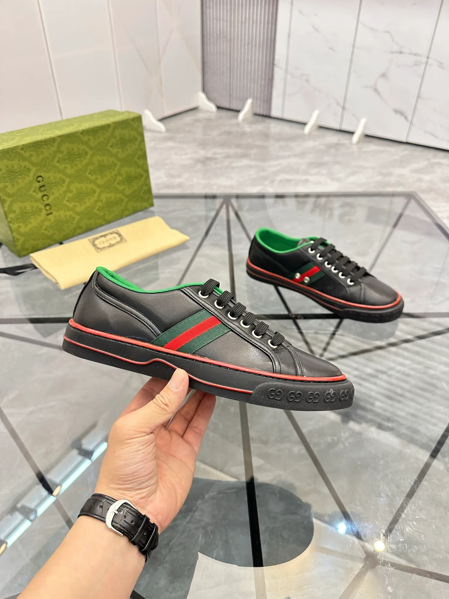 Men's shoes: 💰P380¥ Product trademark: Gucci* "Gucci*" low-top casual shoes Regular size: 38-44 (can be customized to 45.46.) Product materials: Original material from the upper counter, breathable lining, original outsole. Number: 661